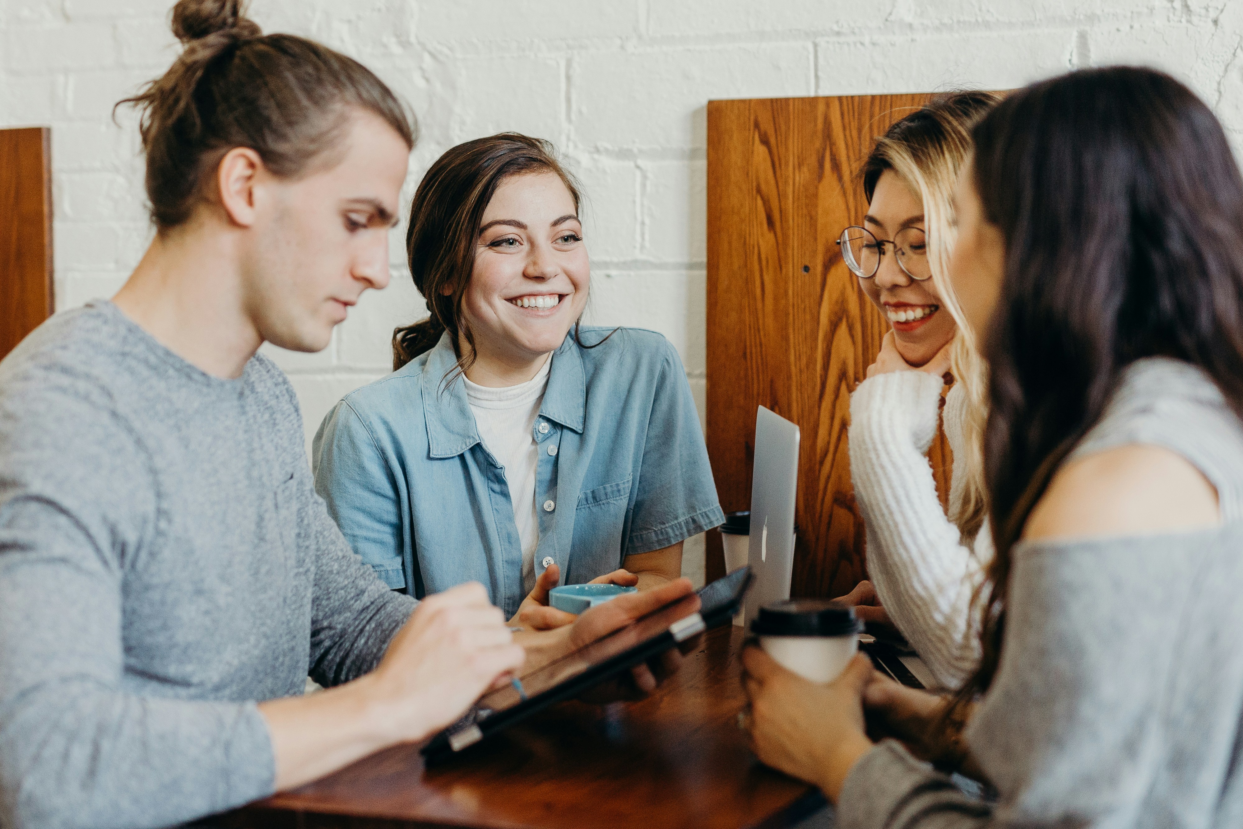 Groupe d'adultes qui discutent autour d'une table